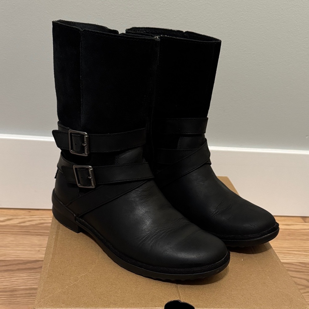 UGG Women's Lorna Winter Boots - Excellent preloved condition!